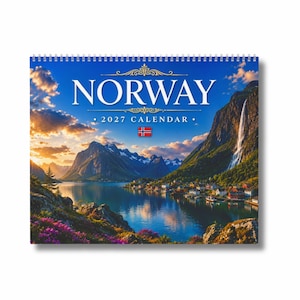 Peut inclure: Un calendrier mural à reliure spirale intitulé NORWAY 2027 CALENDAR, présentant une photographie de paysage d'un fjord norvégien au coucher du soleil avec des montagnes, une cascade, un village et le drapeau norvégien sous le texte blanc.