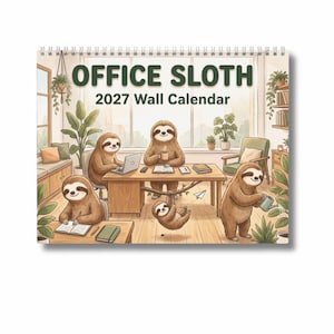 Może przedstawiać: Kalendarz ścienny na 2027 rok pod tytułem OFFICE SLOTH z ilustracją przedstawiającą brązowe leniwce w biurze. Leniwce pracują przy biurkach, piją z kubka, zwisają z gałęzi i podlewają roślinę w pomieszczeniu z oknami w tle.
