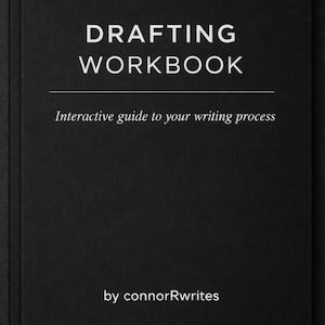 Op de afbeelding: Een zwart werkboek met de titel "DRAFTING WORKBOOK" in witte letters. De cover bevat ook de tekst "Interactive guide to your writing process" en "by connorRwrites". Het boek ligt op een donkere ondergrond.
