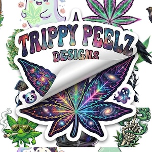 Può includere: Una collezione di adesivi colorati con disegni di foglie di cannabis e motivi correlati. Gli adesivi presentano personaggi dei cartoni animati, un procione con un sacchetto di erba e il testo "TRIPPY PEELZ DESIGNS".