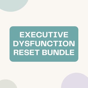 Peut inclure: Un graphique numérique présentant un rectangle bleu sarcelle avec le texte blanc "EXECUTIVE DYSFUNCTION RESET BUNDLE" centré sur un fond crème clair. Le design inclut des formes circulaires douces et atténuées en bleu, gris et lavande, avec "ModernList Studio" imprimé en petits caractères noirs en bas.