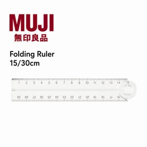Puede incluir: Regla plegable transparente con marcas negras, con una escala de medición de 15 cm y 30 cm. La regla tiene una bisagra de plástico transparente y el texto "MUJI" en rojo.