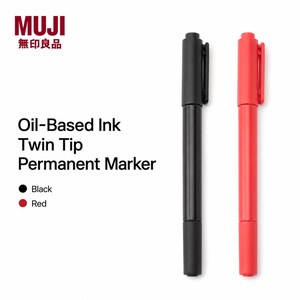 Op de afbeelding: Twee MUJI Oil-Based Ink Twin Tip Permanent Markers, één zwart en één rood, worden getoond tegen een witte achtergrond. De markers hebben een minimalistisch ontwerp met een dop en een clip. De tekst "MUJI" en "Oil-Based Ink Twin Tip Permanent Marker" zijn ook zichtbaar.