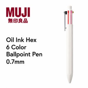 Może przedstawiać: Biały długopis Muji Oil Ink Hex 6 kolorów z końcówką 0,7 mm. Pióro ma sześciokątny korpus i sześć kolorów atramentu widocznych na górze. Logo Muji jest wyświetlane na czerwono.