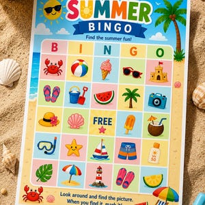 Puede incluir: Un colorido tablero de juego "Summer Bingo" con ilustraciones temáticas de playa, incluyendo un cangrejo, helado, gafas de sol y una palmera. El juego está sobre arena con conchas marinas y una pala de juguete.