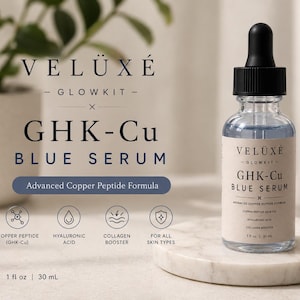 Puede incluir: Un frasco de vidrio transparente de suero azul Veluxe Glowkit GHK-Cu con tapa de gotero negra. La etiqueta dice Veluxe Glowkit GHK-Cu Blue Serum Advanced Copper Peptide Formula 30 ml | 1 fl oz. Cuatro iconos circulares muestran p&eacute;ptido de cobre, &aacute;cido hialur&oacute;nico, potenciador de col&aacute;geno y todo tipo de piel.