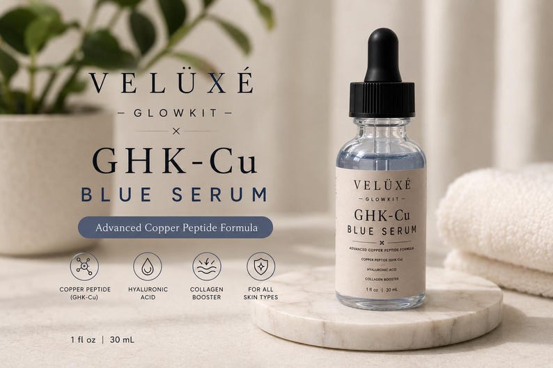 Puede incluir: Un frasco de vidrio transparente de suero azul Veluxe Glowkit GHK-Cu con tapa de gotero negra. La etiqueta dice Veluxe Glowkit GHK-Cu Blue Serum Advanced Copper Peptide Formula 30 ml | 1 fl oz. Cuatro iconos circulares muestran p&eacute;ptido de cobre, &aacute;cido hialur&oacute;nico, potenciador de col&aacute;geno y todo tipo de piel.