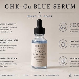 Puede incluir: Un frasco cuentagotas de vidrio transparente de suero azul Veluxe GHK-Cu con tapa negra. La etiqueta dice GHK-Cu BLUE SERUM, 1 fl oz / 30 ml. El texto circundante detalla beneficios como elasticidad, suavizado de arrugas, col&aacute;geno, hidrataci&oacute;n, luminosidad y protecci&oacute;n antioxidante.