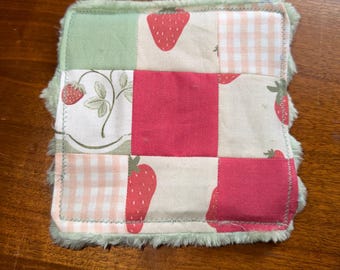 Handgjord sensorisk krumleksak för babyn - Babyshowerpresent
