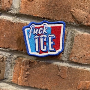 Broderad stryklapp med FUCK Ice-motiv