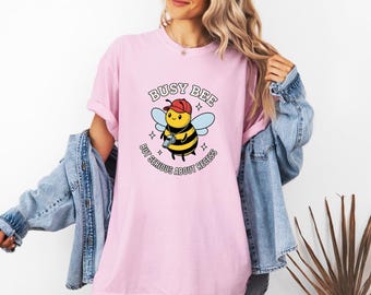 Bee Character Shirt Teachers Wildlife Gift Women Cute Tee Honeybee T-Shirt Teacher Enthusiast Cartoon Tshirt Conservation Graphic Animated