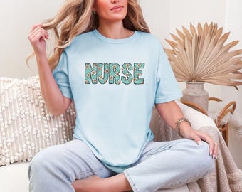 Daisy Lettering Shirt Nurse Greenery Gift Women Whimsical Tee Typography T-Shirt Rn Fan Hand Lettering Tshirt Foliage Graphic Ink Floral