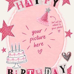 Puede incluir: Un marco de fotos rosa con tem&aacute;tica de cumplea&ntilde;os que incluye el texto HAPPY BIRTHDAY, una ilustraci&oacute;n de pastel de dos pisos con tres velas, estrellas de purpurina rosa, un coraz&oacute;n y un gorro de fiesta con el texto hat will be added to your photo.
