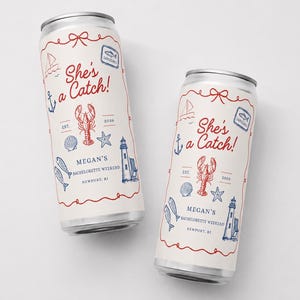 Puede incluir: Dos latas de bebida de aluminio altas con una etiqueta blanca e ilustraciones náuticas en rojo y azul. El texto dice She's a Catch! Megan's Bachelorette Weekend Newport, RI, Est. 2026. Incluye dibujos de una langosta, faro y velero.