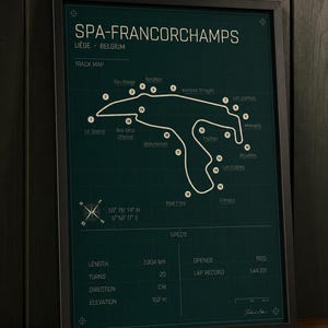 Pode incluir: P&ocirc;ster emoldurado do mapa da pista de Spa-Francorchamps. O p&ocirc;ster verde escuro apresenta um layout de pista branco com curvas rotuladas e dados geogr&aacute;ficos. A moldura &eacute; preta e o p&ocirc;ster inclui especifica&ccedil;&otilde;es como comprimento (7.004 km) e eleva&ccedil;&atilde;o (102 m).