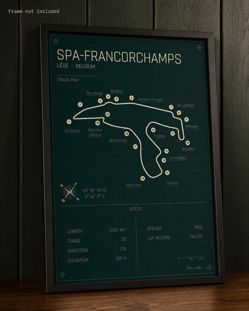 Pode incluir: P&ocirc;ster emoldurado do mapa da pista de Spa-Francorchamps. O p&ocirc;ster verde escuro apresenta um layout de pista branco com curvas rotuladas e dados geogr&aacute;ficos. A moldura &eacute; preta e o p&ocirc;ster inclui especifica&ccedil;&otilde;es como comprimento (7.004 km) e eleva&ccedil;&atilde;o (102 m).