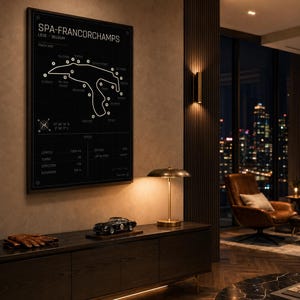 Pode incluir: Um poster preto emoldurado do mapa da pista de Spa-Francorchamps com linhas e texto brancos. Um carro modelo est&aacute; em um arm&aacute;rio de madeira escura, ao lado de uma l&acirc;mpada dourada. O quarto tem um design moderno com vista para a cidade.