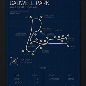 K&ouml;nnte beinhalten: Ein dunkelblauer Druck der Rennstrecke Cadwell Park in Lincolnshire, England. Die Streckenkarte enth&auml;lt die Namen der Kurven und die Spezifikationen der Strecke, wie z. B. L&auml;nge (3,502 km), Kurven (18) und das Er&ouml;ffnungsjahr (1938).
