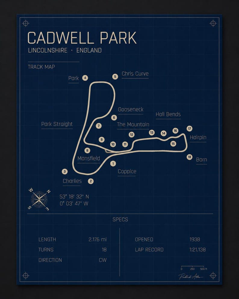 K&ouml;nnte beinhalten: Ein dunkelblauer Druck der Rennstrecke Cadwell Park in Lincolnshire, England. Die Streckenkarte enth&auml;lt die Namen der Kurven und die Spezifikationen der Strecke, wie z. B. L&auml;nge (3,502 km), Kurven (18) und das Er&ouml;ffnungsjahr (1938).