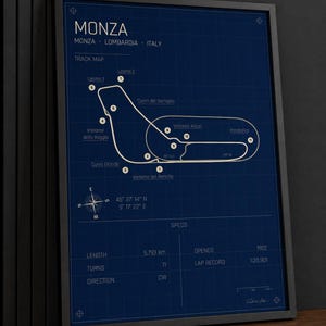 Op de afbeelding: Een ingelijste blauwdruk van het circuit van Monza in Itali&euml;. De circuitkaart bevat de namen van de bochten en andere details. De poster bevat de lengte van het circuit van 5,793 km, geopend in 1922 en het ronderecord.