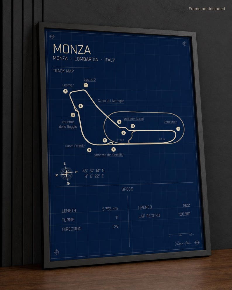 Op de afbeelding: Een ingelijste blauwdruk van het circuit van Monza in Itali&euml;. De circuitkaart bevat de namen van de bochten en andere details. De poster bevat de lengte van het circuit van 5,793 km, geopend in 1922 en het ronderecord.