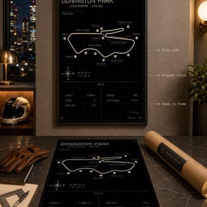 Op de afbeelding: Zwart-wit print van de Donington Park-circuitkaart, Leicestershire, Engeland. De print bevat de circuitindeling, specificaties en de tekst "Donington Park". Verkrijgbaar als print only, opgerold en klaar om in te lijsten.