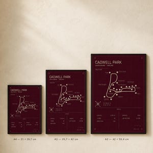 K&ouml;nnte beinhalten: Drei gerahmte Drucke der Cadwell Park Streckenkarte in Burgunderrot mit wei&szlig;en Details. Gr&ouml;&szlig;en sind A4 (21 x 29,7 cm), A3 (29,7 x 42 cm) und A2 (42 x 59,4 cm). Die Drucke zeigen Streckendetails und Spezifikationen.
