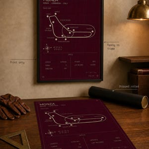 Op de afbeelding: Bordeauxkleurige print van het Monza-circuit in Itali&euml;. De circuitkaart is wit, met details zoals lengte, bochten en richting. Klaar om in te lijsten.
