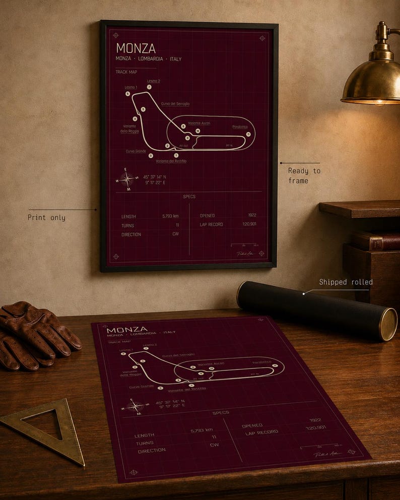Op de afbeelding: Bordeauxkleurige print van het Monza-circuit in Itali&euml;. De circuitkaart is wit, met details zoals lengte, bochten en richting. Klaar om in te lijsten.