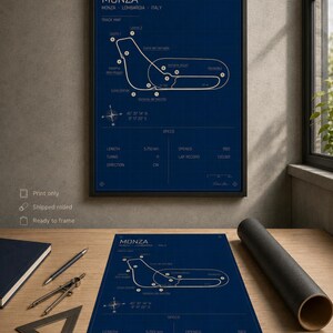Op de afbeelding: Een ingelijste print van het Monza-racecircuit in Itali&euml;, met een donkerblauwe achtergrond en witte lijnen. De print bevat circuitdetails, specificaties en co&ouml;rdinaten. Een tweede print en een opgerolde versie zijn ook zichtbaar.