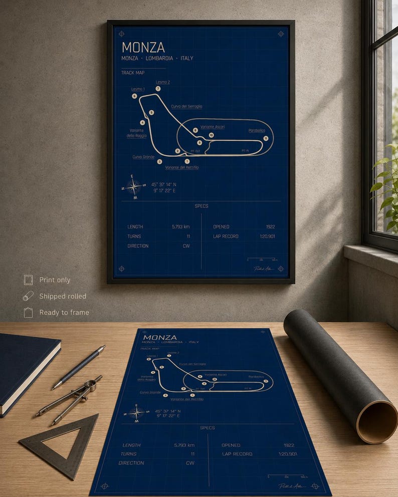 Op de afbeelding: Een ingelijste print van het Monza-racecircuit in Itali&euml;, met een donkerblauwe achtergrond en witte lijnen. De print bevat circuitdetails, specificaties en co&ouml;rdinaten. Een tweede print en een opgerolde versie zijn ook zichtbaar.
