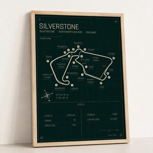 Peut inclure: Une affiche encadrée présentant une carte technique vert foncé du circuit de Silverstone en Angleterre. L'impression comprend du texte blanc détaillant le tracé du circuit, les noms des virages, les coordonnées géographiques et les spécifications.