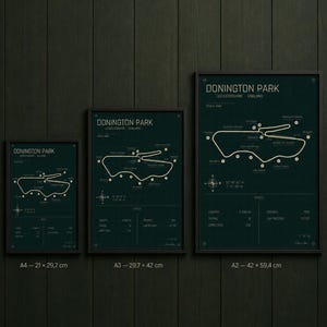 Op de afbeelding: Drie ingelijste prints van de Donington Park racecircuitkaart in donkergroen en wit. De prints zijn gelabeld A4 (21 x 29,7 cm), A3 (29,7 x 42 cm) en A2 (42 x 59,4 cm). Elke print bevat circuitdetails.