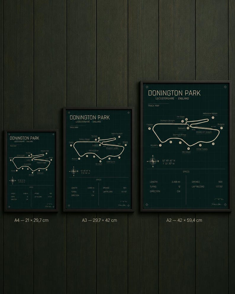 Op de afbeelding: Drie ingelijste prints van de Donington Park racecircuitkaart in donkergroen en wit. De prints zijn gelabeld A4 (21 x 29,7 cm), A3 (29,7 x 42 cm) en A2 (42 x 59,4 cm). Elke print bevat circuitdetails.