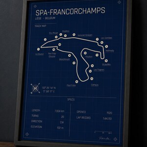 Pode incluir: Mapa do circuito de Spa-Francorchamps em Li&egrave;ge, B&eacute;lgica, emoldurado, em estilo de planta. O mapa apresenta o tra&ccedil;ado da pista, curvas numeradas e especifica&ccedil;&otilde;es, incluindo um comprimento de 7,004 km e uma eleva&ccedil;&atilde;o de 102 m. O texto "Frame not included" est&aacute; na parte inferior.