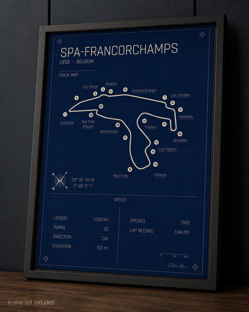 Pode incluir: Mapa do circuito de Spa-Francorchamps em Li&egrave;ge, B&eacute;lgica, emoldurado, em estilo de planta. O mapa apresenta o tra&ccedil;ado da pista, curvas numeradas e especifica&ccedil;&otilde;es, incluindo um comprimento de 7,004 km e uma eleva&ccedil;&atilde;o de 102 m. O texto "Frame not included" est&aacute; na parte inferior.
