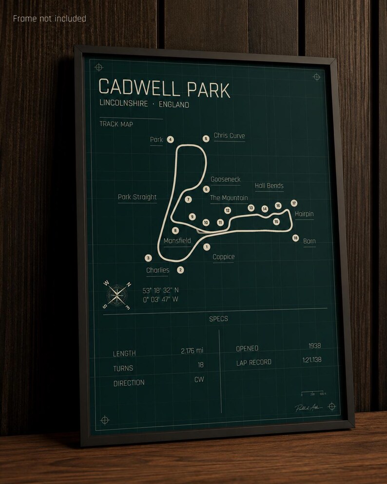 K&ouml;nnte beinhalten: Gerahmter Druck der Rennstrecke Cadwell Park in Lincolnshire, England. Die wei&szlig;e Streckenkarte vor dunkelgr&uuml;nem Hintergrund zeigt Kurvenbezeichnungen und eine Windrose. Die Spezifikationen der Strecke sind: 3,5 km, 18 Kurven, Er&ouml;ffnung 1938.