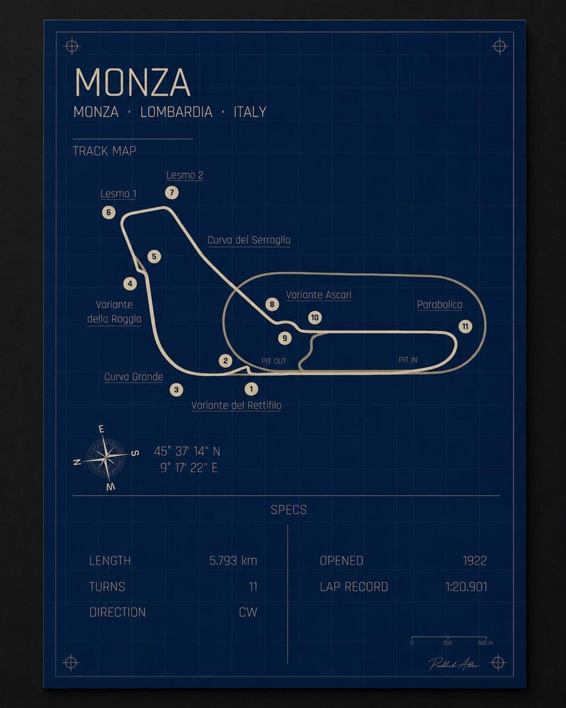 Op de afbeelding: Een donkerblauwe poster met een witte plattegrond van het Monza circuit in Itali&euml;. De kaart toont de bochten en kenmerken van het circuit. Specificaties zoals de lengte (5,793 km) en het openingsjaar (1922) zijn ook opgenomen.