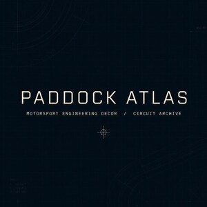 Op de afbeelding: Donkerblauw grafisch ontwerp met de witte tekst "PADDOCK ATLAS" en de subtekst "MOTORSPORT ENGINEERING DECOR / CIRCUIT ARCHIVE". De achtergrond heeft een rasterpatroon en gebogen lijnen.