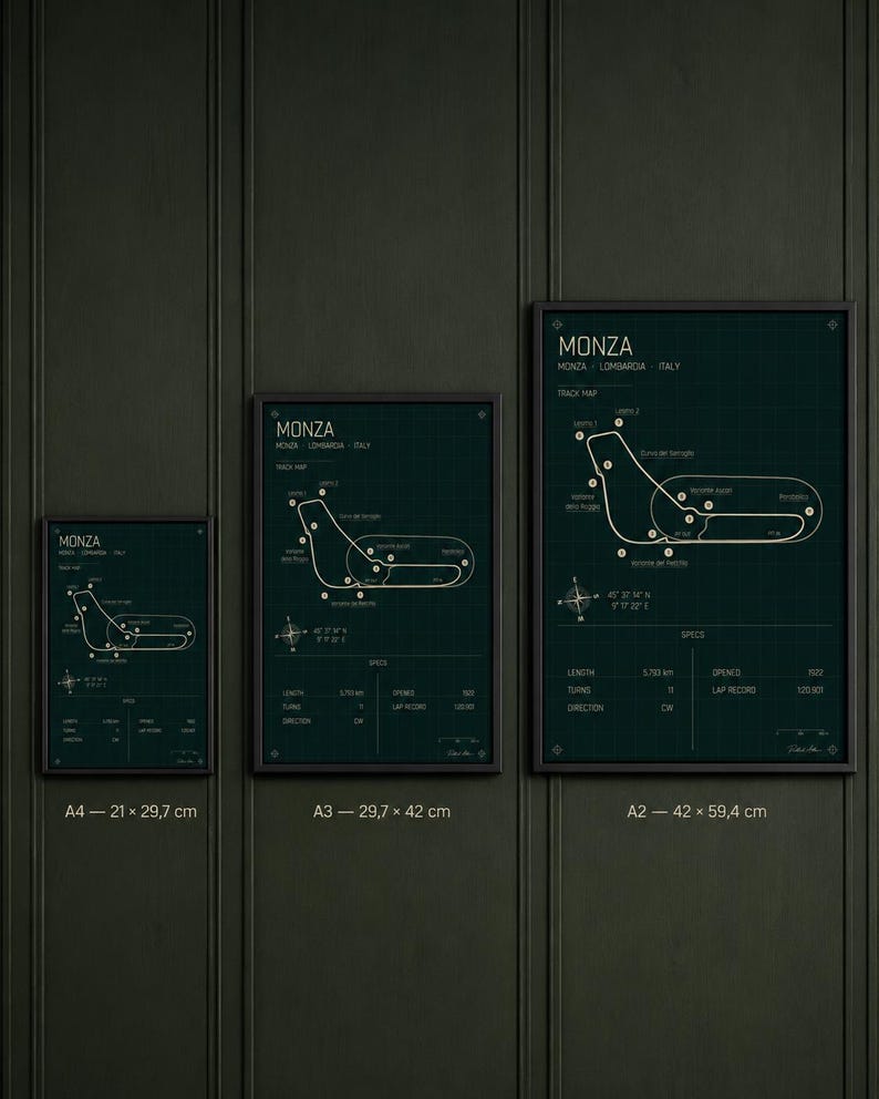 Op de afbeelding: Drie ingelijste prints van de Monza racecircuitkaart. De prints hebben een donkergroene achtergrond met een witte circuitindeling en tekst. De maten zijn A4 (21 x 29,7 cm), A3 (29,7 x 42 cm) en A2 (42 x 59,4 cm).