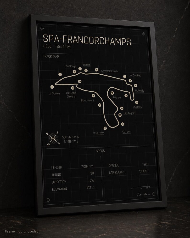 Pode incluir: Mapa da pista de Spa-Francorchamps com moldura preta. O mapa mostra o tra&ccedil;ado da pista com as curvas principais rotuladas. O texto inclui as especifica&ccedil;&otilde;es da pista: 7,004 km de comprimento, 20 curvas e 102 m de eleva&ccedil;&atilde;o. O texto "Frame not included" est&aacute; na parte inferior.