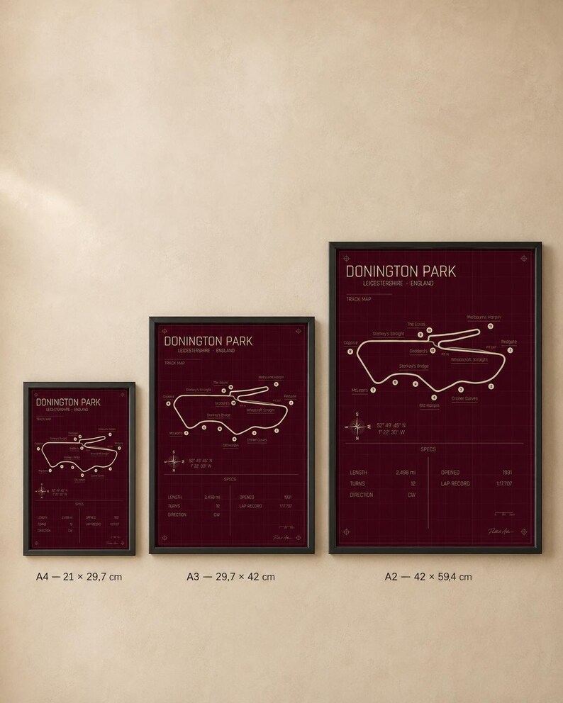 Op de afbeelding: Drie ingelijste prints van de Donington Park racecircuitkaart in bordeauxrood. De prints zijn in A4 (21 x 29,7 cm), A3 (29,7 x 42 cm) en A2 (42 x 59,4 cm) formaten. Elke print heeft een zwarte lijst en witte tekst.