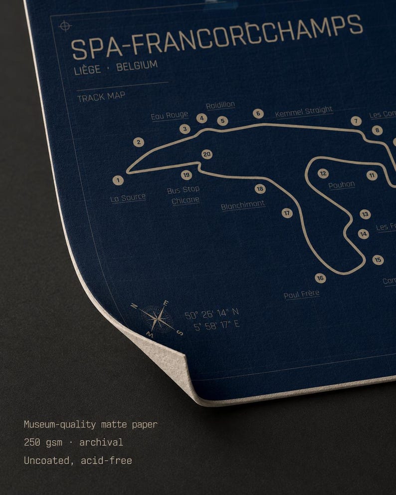 Pode incluir: Um mapa de pista azul escuro do circuito de Spa-Francorchamps em Li&egrave;ge, B&eacute;lgica. O mapa apresenta um contorno branco da pista com curvas rotuladas e o texto "TRACK MAP". O papel &eacute; fosco e de arquivo com qualidade de museu.