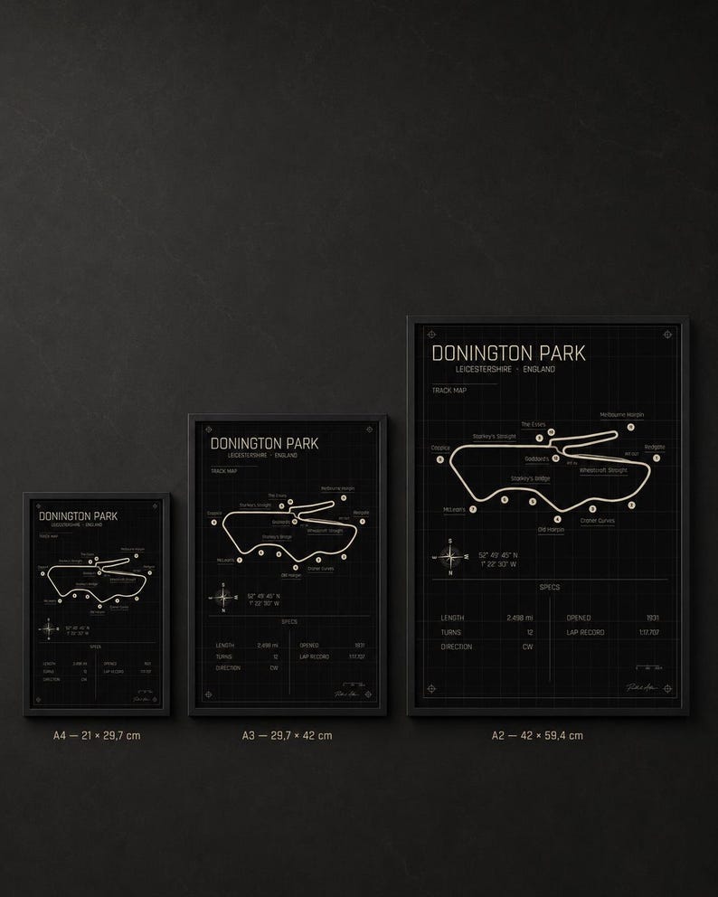 Op de afbeelding: Drie ingelijste zwart-wit prints van het Donington Park circuit in Leicestershire, Engeland. De prints zijn gelabeld A4 (21 x 29,7 cm), A3 (29,7 x 42 cm) en A2 (42 x 59,4 cm). Elke print bevat een circuitkaart en specificaties.