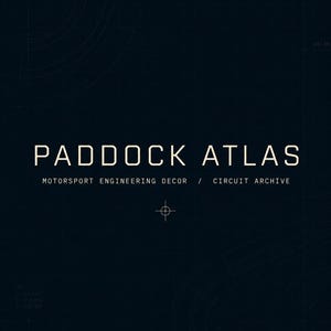 Pode incluir: Design gr&aacute;fico azul escuro com o texto branco "PADDOCK ATLAS" e o subt&iacute;tulo "MOTORSPORT ENGINEERING DECOR / CIRCUIT ARCHIVE". O design inclui padr&otilde;es de grade circulares e lineares.