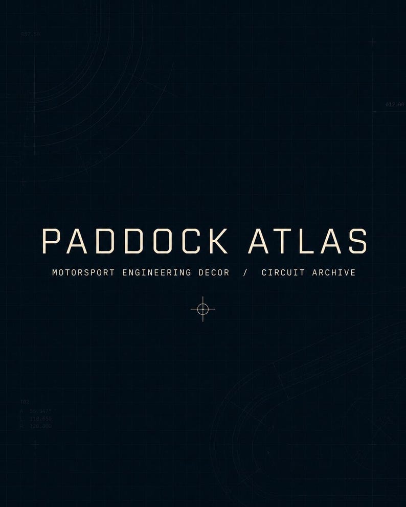 Pode incluir: Design gr&aacute;fico azul escuro com o texto branco "PADDOCK ATLAS" e o subt&iacute;tulo "MOTORSPORT ENGINEERING DECOR / CIRCUIT ARCHIVE". O design inclui padr&otilde;es de grade circulares e lineares.