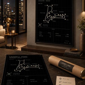 K&ouml;nnte beinhalten: Schwarz-Wei&szlig;-Druck der Cadwell Park-Streckenkarte, Lincolnshire, England, mit Streckenlayout und Spezifikationen. Der Druck wird gerahmt und als flacher Druck dargestellt. Eine gerollte Druckrolle und eine Karte sind ebenfalls sichtbar.
