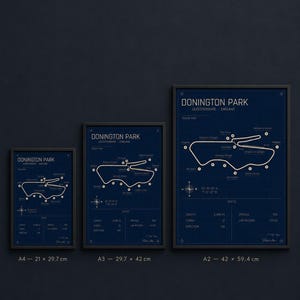 Op de afbeelding: Drie ingelijste prints van de Donington Park racecircuitkaart in marineblauw en wit. De prints zijn in de formaten A4 (21 x 29,7 cm), A3 (29,7 x 42 cm) en A2 (42 x 59,4 cm). Elke print bevat circuitdetails.
