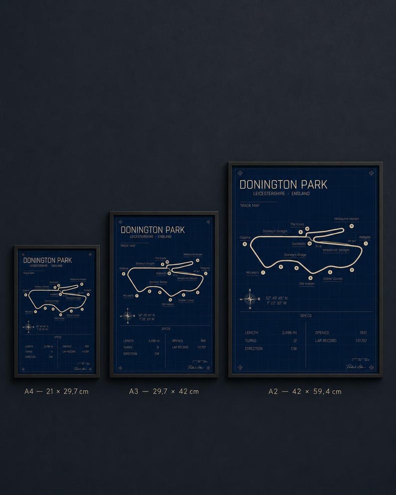 Op de afbeelding: Drie ingelijste prints van de Donington Park racecircuitkaart in marineblauw en wit. De prints zijn in de formaten A4 (21 x 29,7 cm), A3 (29,7 x 42 cm) en A2 (42 x 59,4 cm). Elke print bevat circuitdetails.