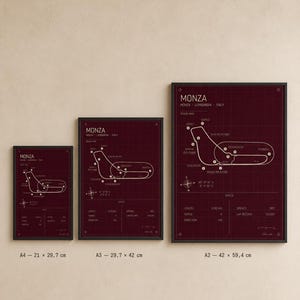 Op de afbeelding: Drie ingelijste prints van de Monza racecircuitkaart in bordeauxrood en wit. De prints zijn gelabeld A4 (21 x 29,7 cm), A3 (29,7 x 42 cm) en A2 (42 x 59,4 cm). Elke print bevat circuitdetails.